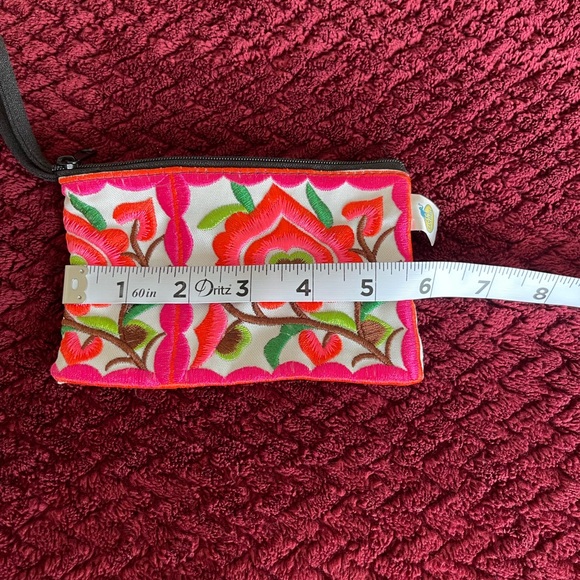 🌺 Embroidered Pouch - Picture 6 of 7